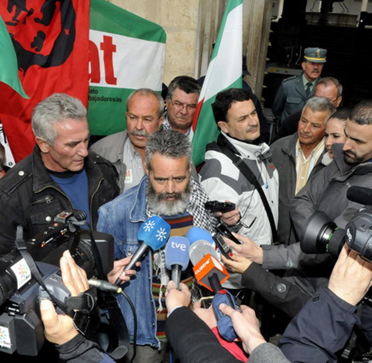 Sánchez Gordillo, amb el portaveu del SAT, Diego Cañamero (esquerra), després de negar-se a declarar al Tribunal Superior d’Andalusia, aquest dilluns.