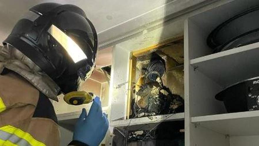 Alarma por un incendio en la cocina de una vivienda en Ibiza