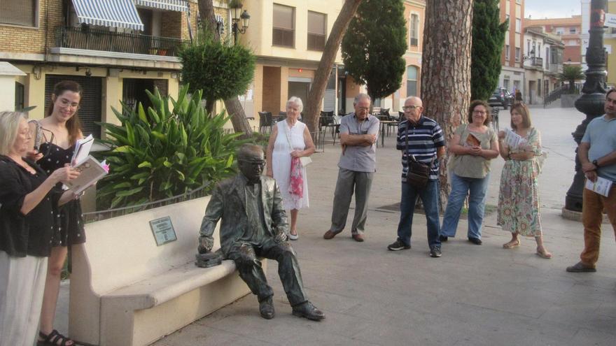 La hija y la nieta de Estellés (izquierda), junto a la estatua del poeta, en una ruta estellesiana