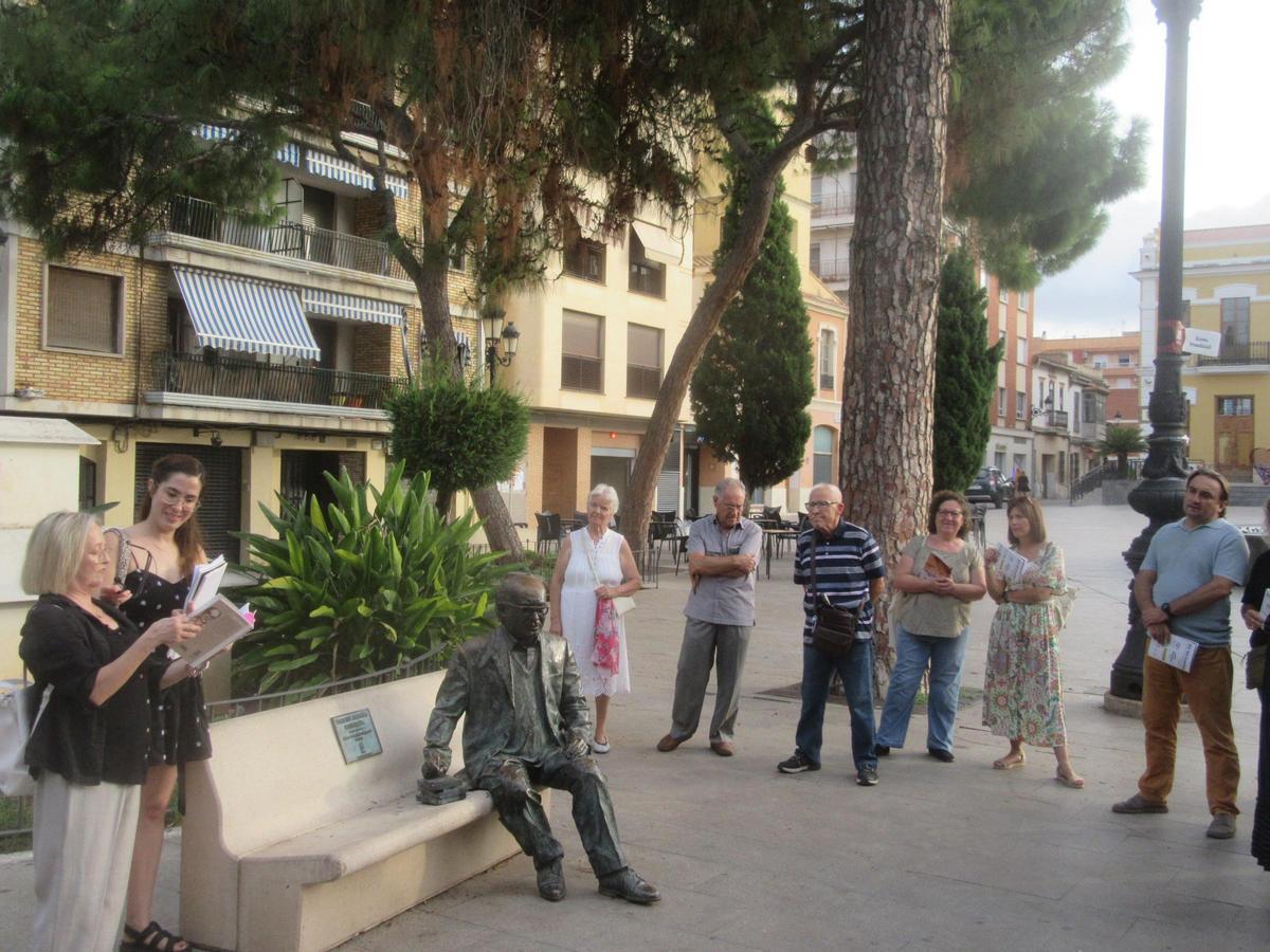La hija y la nieta de Estellés (izquierda), junto a la estatua del poeta, en una ruta estellesiana