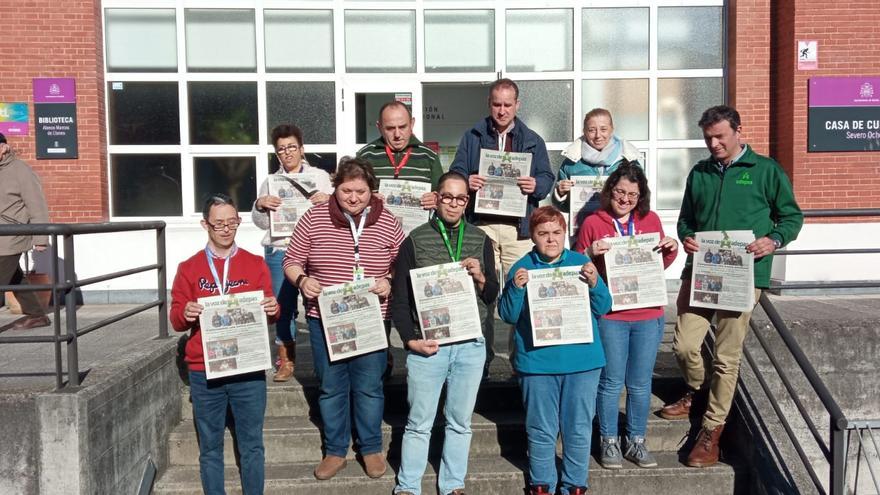 &quot;La Voz de Adepas&quot;, el periódico más solidario, llega a los lectores de Noreña: &quot;Sacarlo en papel nos hace una ilusión tremenda&quot;