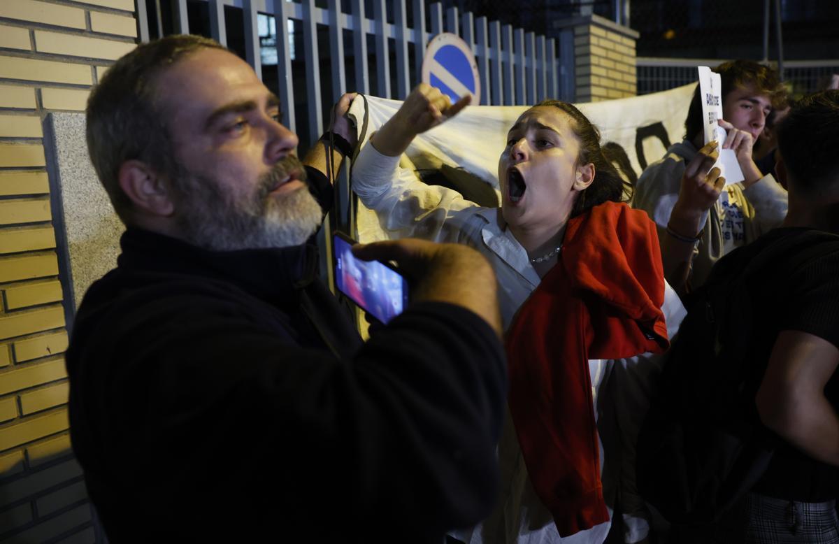 Una joven durante la protesta frente al colegio mayor.