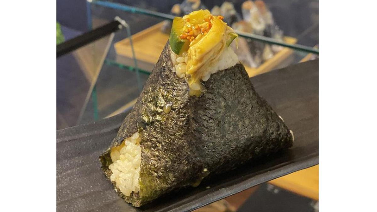 Bocado gurmet para japonófilos: onigiri de curri amarillo con pollo de Omu.