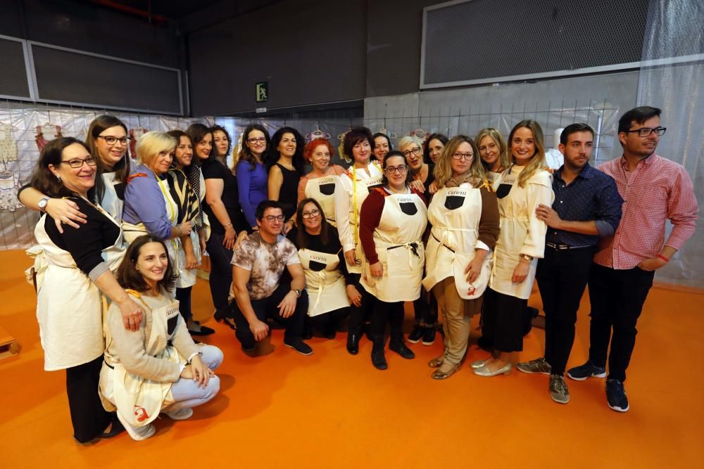 Mónica Oltra visita el puesto de la Escola d'Indumentària Tradicional Cànem en la Feria Fiesta y Boda