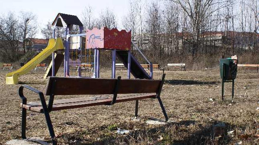 Lamentable estado en el que se encuentra el parque infantil de la antigua carretera de León