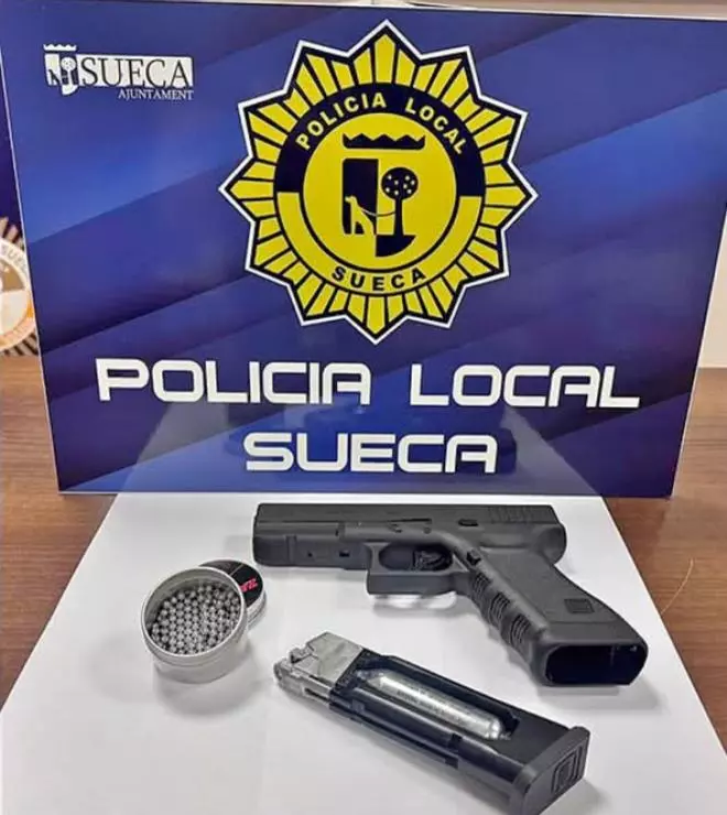 La Policia Local de Sueca intervé una arma d'aire comprimit en plena via pública