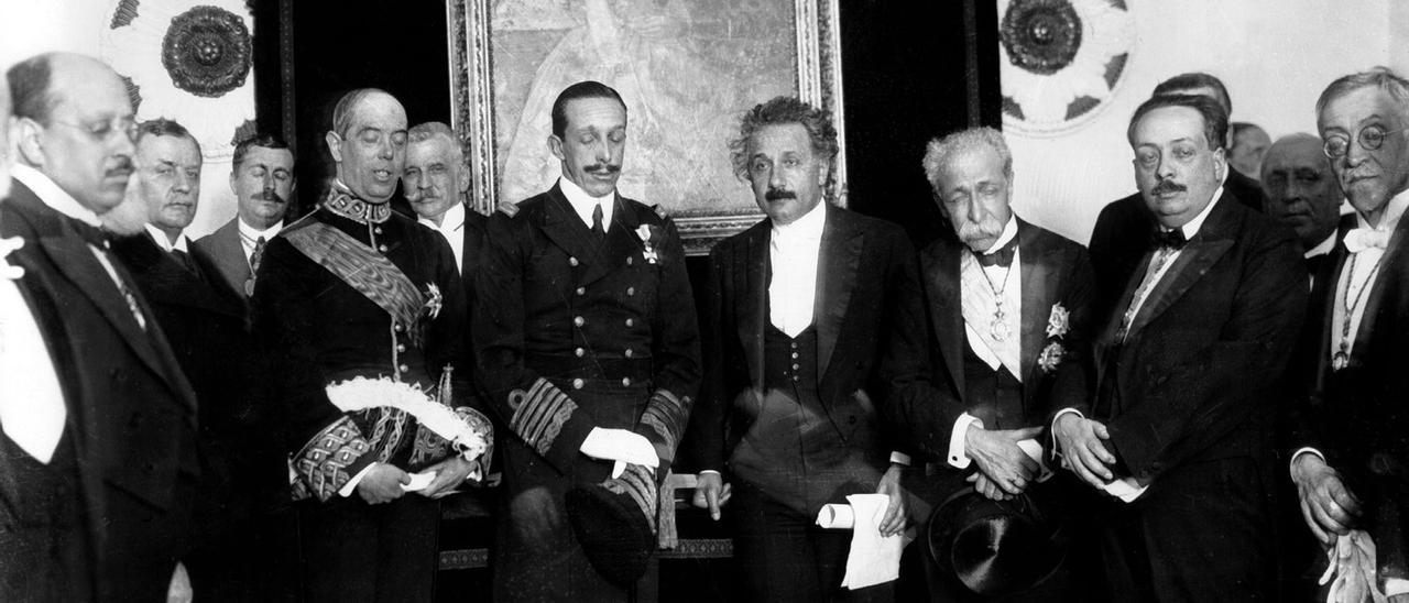 Einstein en Madrid (1923), junto al rey Alfonso XIII con un grupo de científicos, entre otros el canario Blas Cabrera Felipe, segundo por la derecha en primera fila.jpg