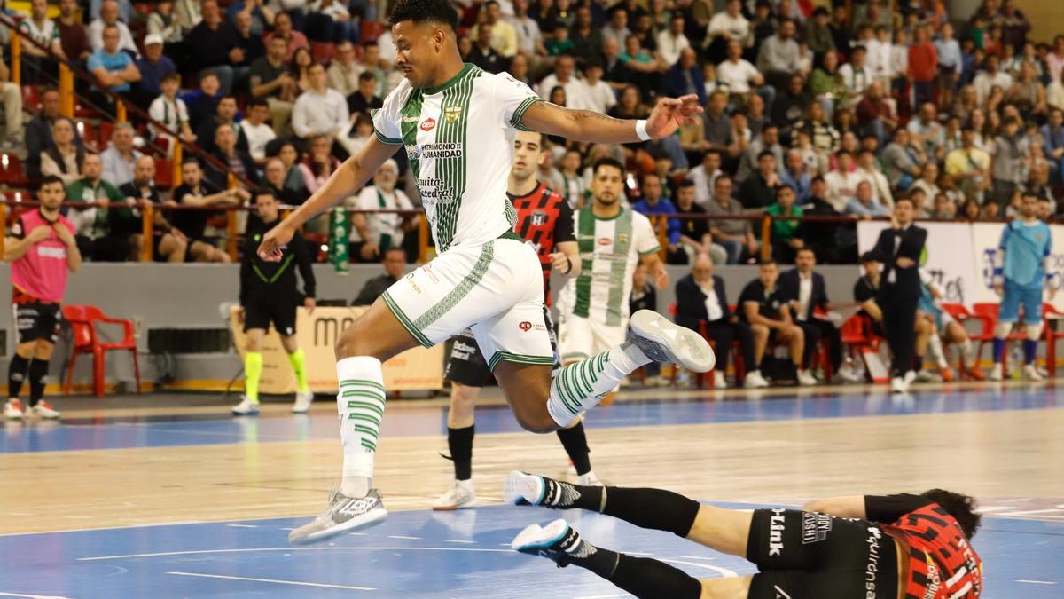 Kaué Pereira supera a un rival.