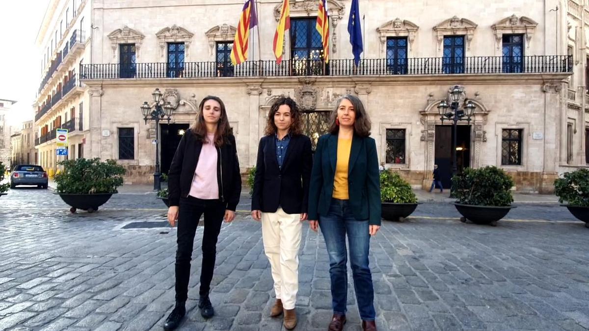Lucía Muñoz (Podemos), Rosario Sánchez (PSOE) y Neus Truyol (Més per Palma), esta mañana frente al Ayuntamiento de Palma.