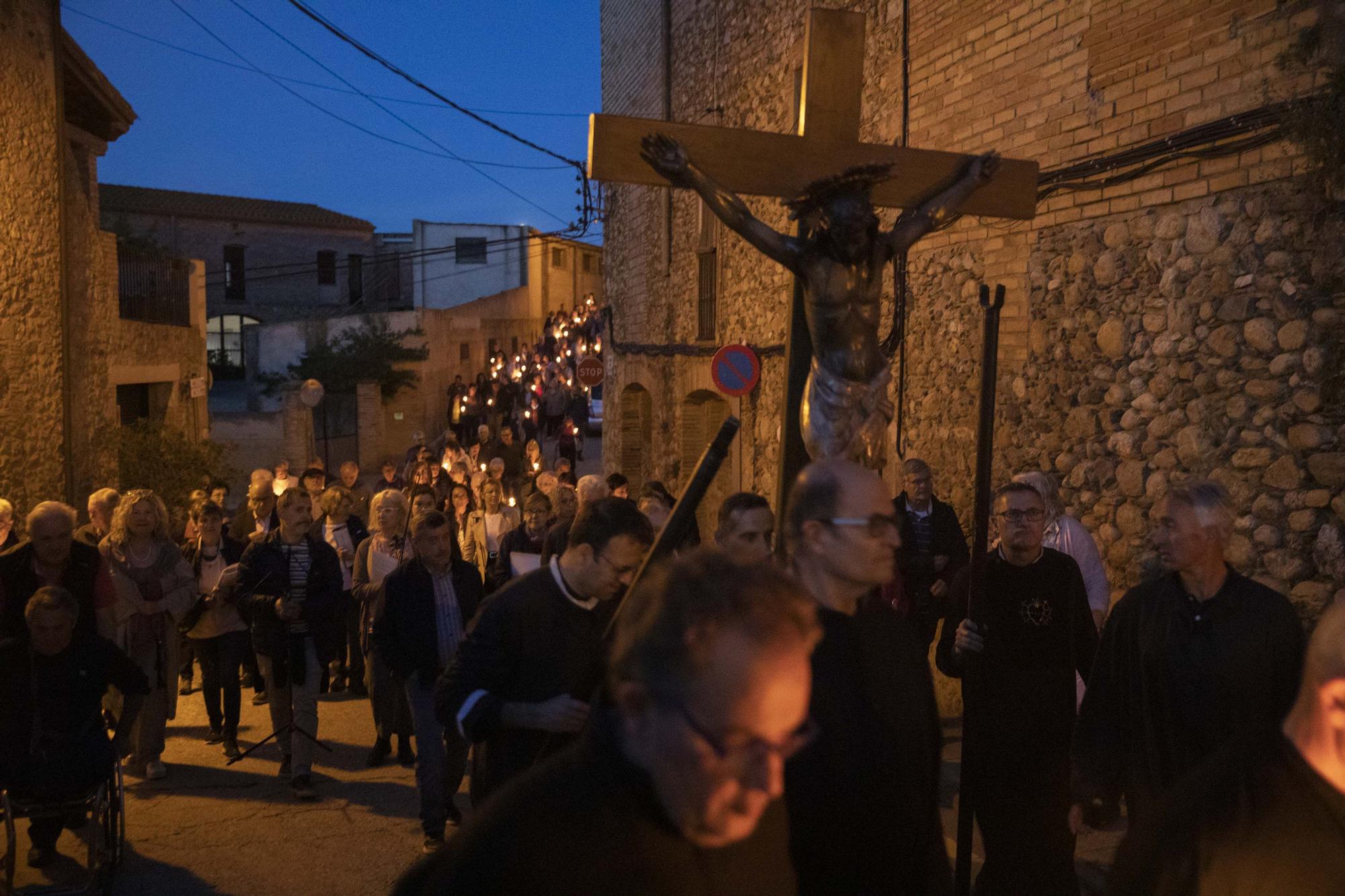 Peralada treu al Sant Crist Negre en processó invocant la pluja