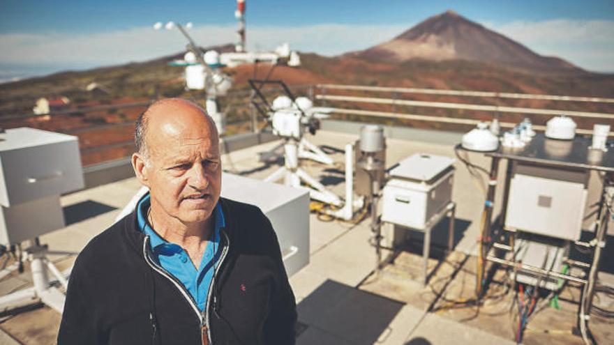 El investigador Emilio Cuevas muestra parte del equipamiento del Centro de Investigación Atmosférica de Izaña, dependiente de la Agencia Estatal de Meteorología (Aemet) .
