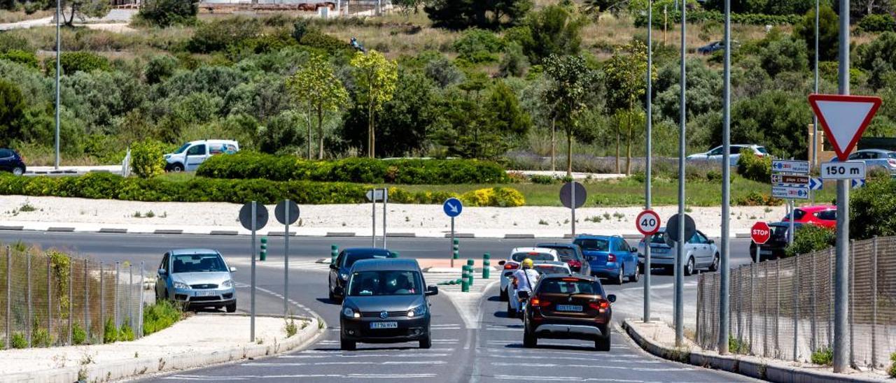 Vista de la rotonda de l&#039;Alfàs con los terrenos por donde transcurrirá el nuevo vial, al fondo.