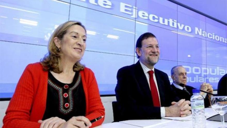 Mariano Rajoy, junto a Ana Pastor y Manuel Fraga, al inicio de la reunión del Comité Ejecutivo.