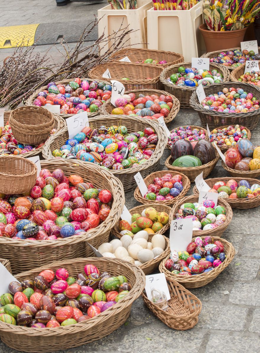 Canastas de huevos de madera pintados para la venta en el mercado anual de semana Santa, Plaza de armas, Cracovia, Polonia