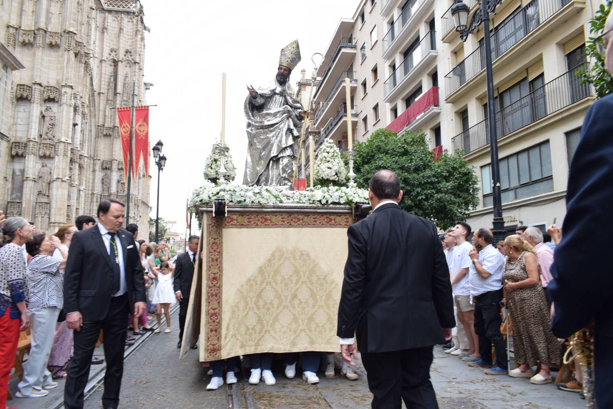 El capataz dirige a la cuadrilla del paso de San Leandro por la Avenida de la Constitución en la procesión del Corpus Christi de Sevilla