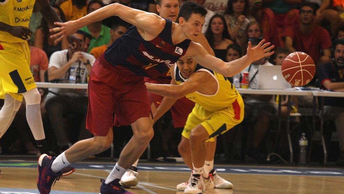 Rodions Kurucs hizo la pretemporada con el primer equipo del FC Barcelona Lassa