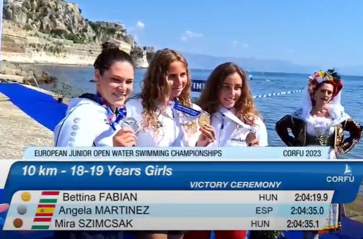 Ángela, a la izquierda, junto a las dos húngaras, que fueron oro y bronce