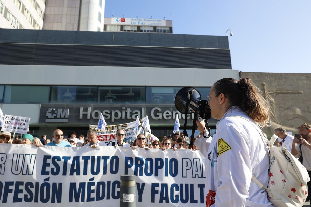 Los médicos se concentran este lunes, convocados por Amyts, ante el Hospital de La Paz de Madrid en la cuarta semana de huelga contra la reforma del estatuto marco que propone el Ministerio de Sanidad y que regula las condiciones laborales del personal del Sistema Nacional de Salud.