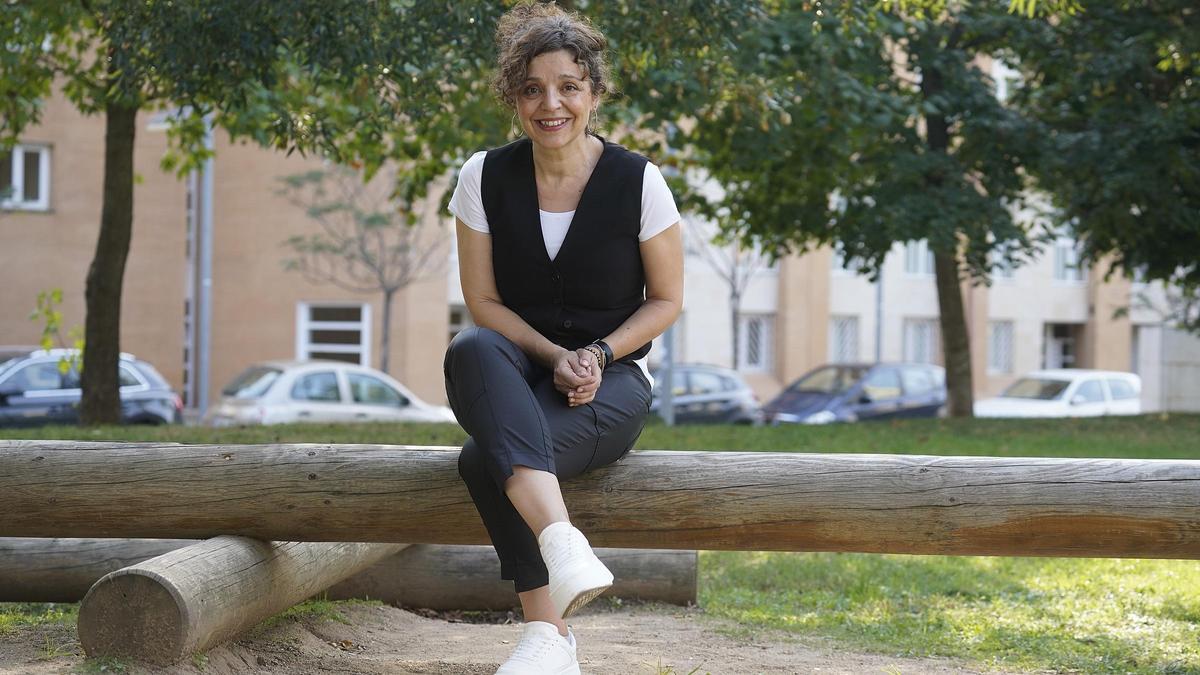 Raquel Gu, al davant de la biblioteca Carles Rahola,