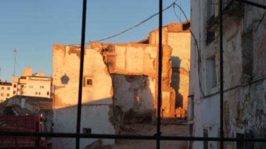 Solar donde estaba el edificio que ha sido derribado en la Villa de Requena.