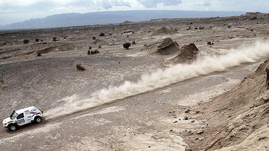 Un coche compite en la edición de este año del rally Dakar.