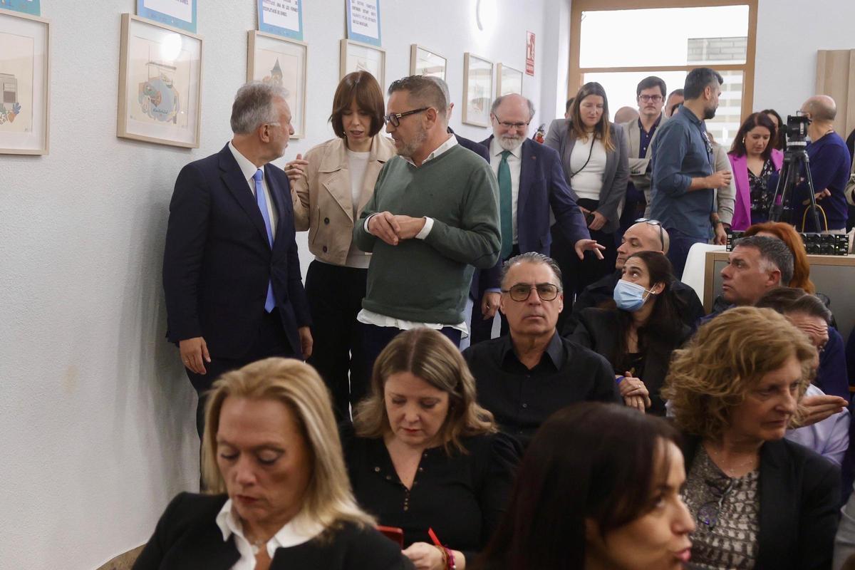 Torres, Morant y Cabnes acceden al interior de la sala para la jornada técnica