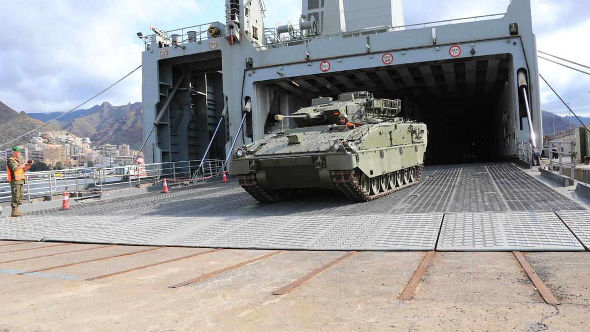 Desembarco de los vehículos militares en Santa Cruz de Tenerife