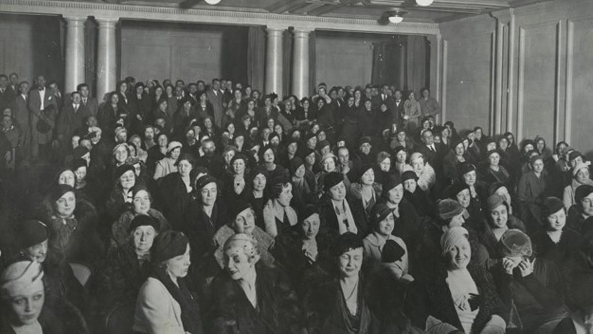 Asistentes a una conferencia sobre el divorcio en Barcelona en 1933 en el Casal del Metge.