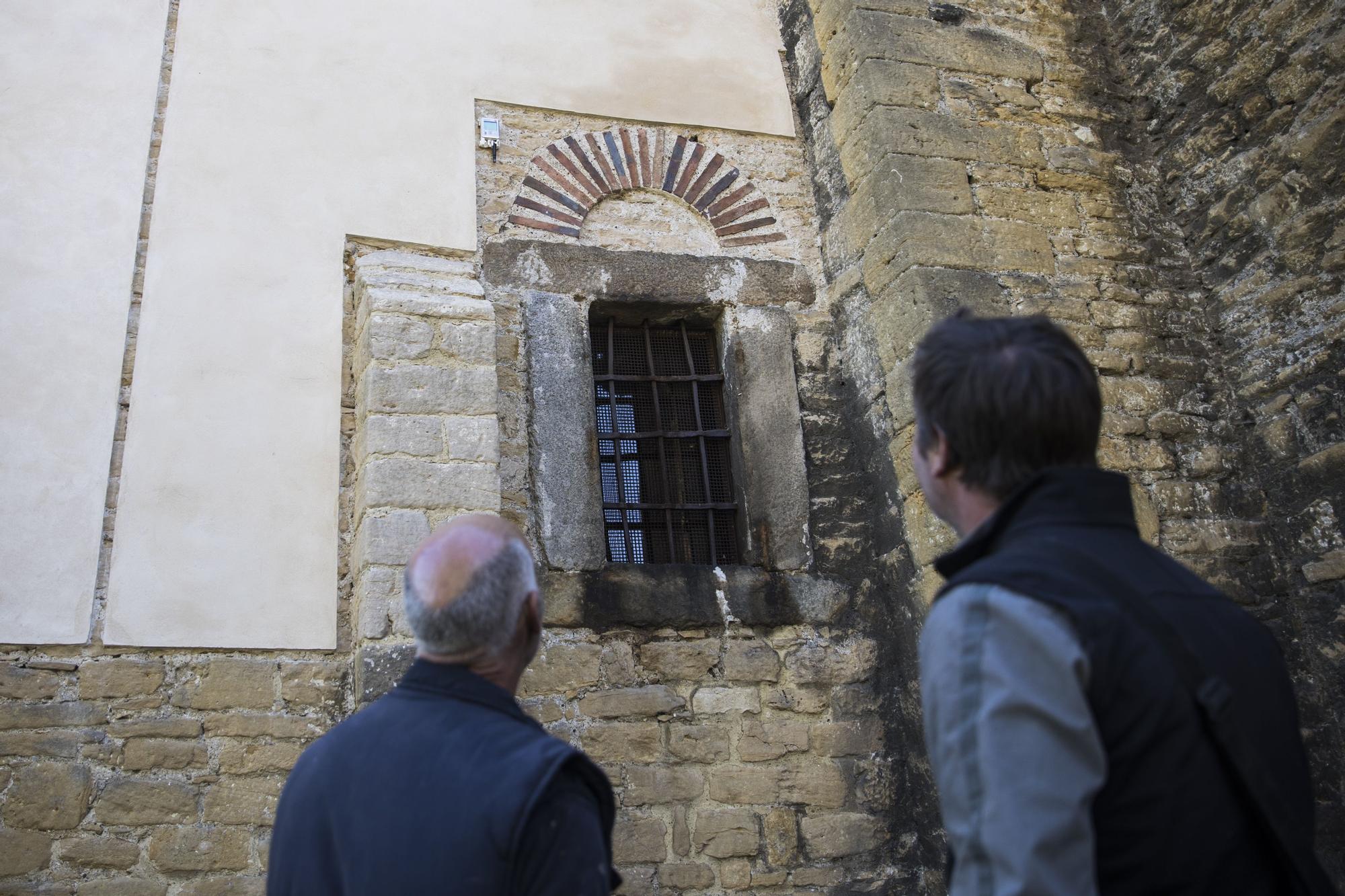 Así está la iglesia de Santullano después de recuperar la carga de mortero en sus muros