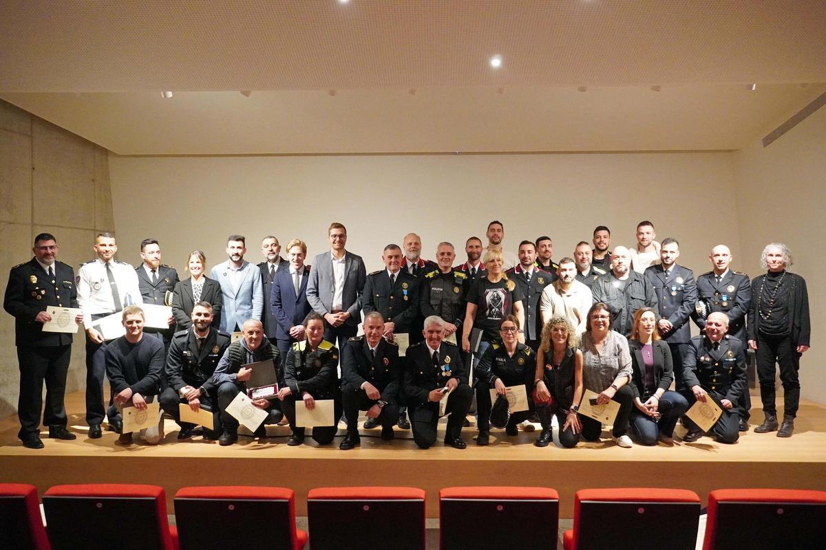 Fofot de família dels distingits durant la festa patrona de la Policia Municipal d'Olot.