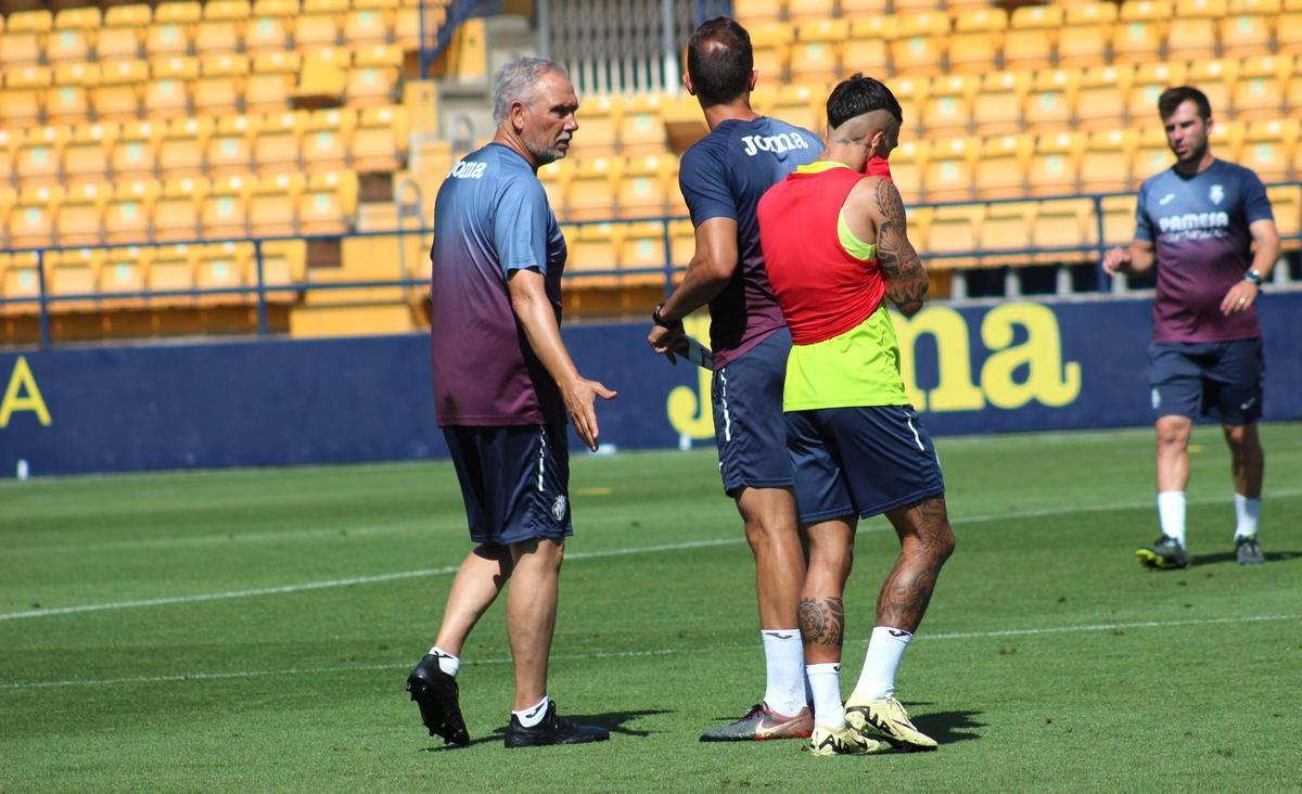 Miguel Álvarez, durante el entrenamiento de este jueves, seguirá en el banquillo hasta junio de 2026.