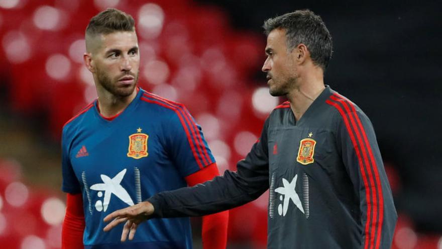 Luis Enrique junto a Ramos en el entrenamiento.