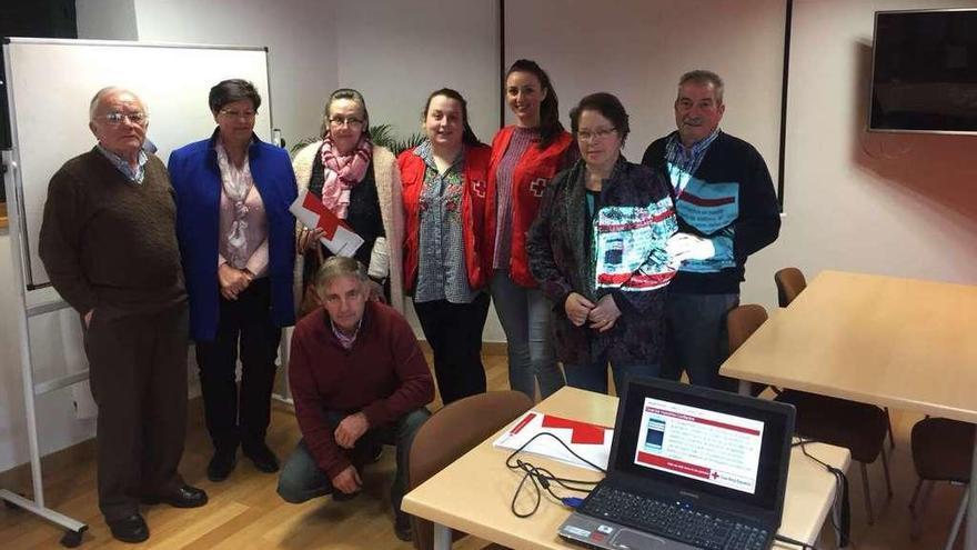 Cruz Roja enseña a usar los móviles a los mayores de Villaviciosa