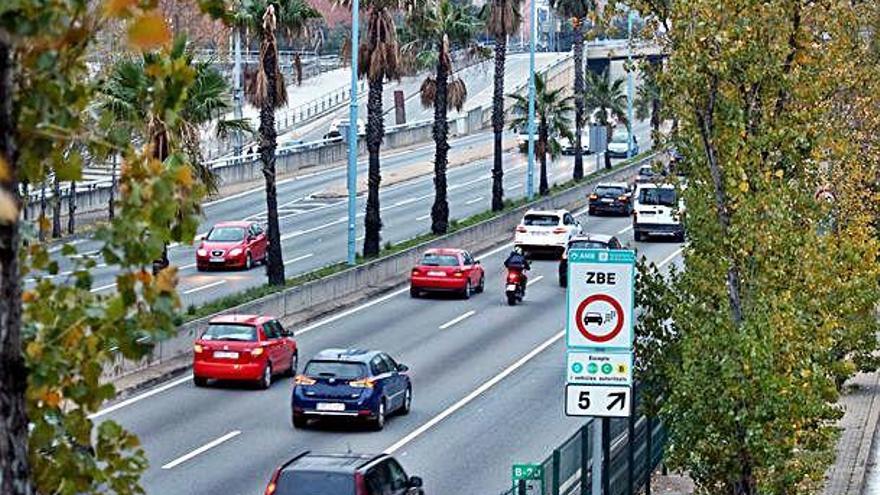 Un cartell avisa els conductors que entren a la Zona de Baixes Emissions