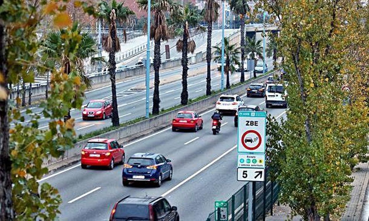 Un cartell avisa els conductors que entren a la Zona de Baixes Emissions