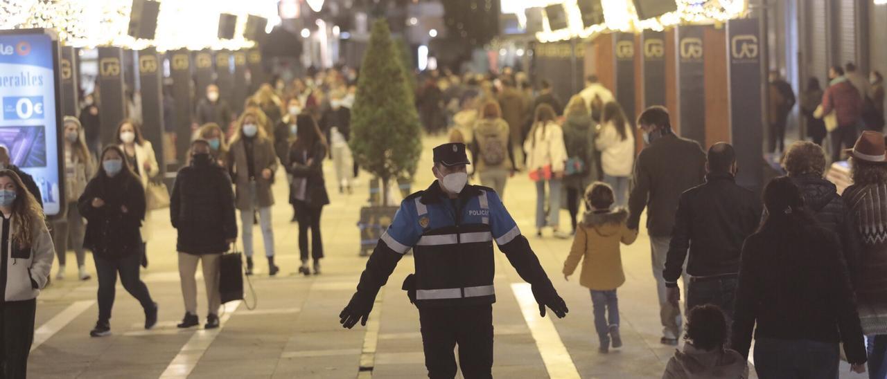 Aglomeraciones en Oviedo para ver la iluminación de las calles y hacer compras navideñas