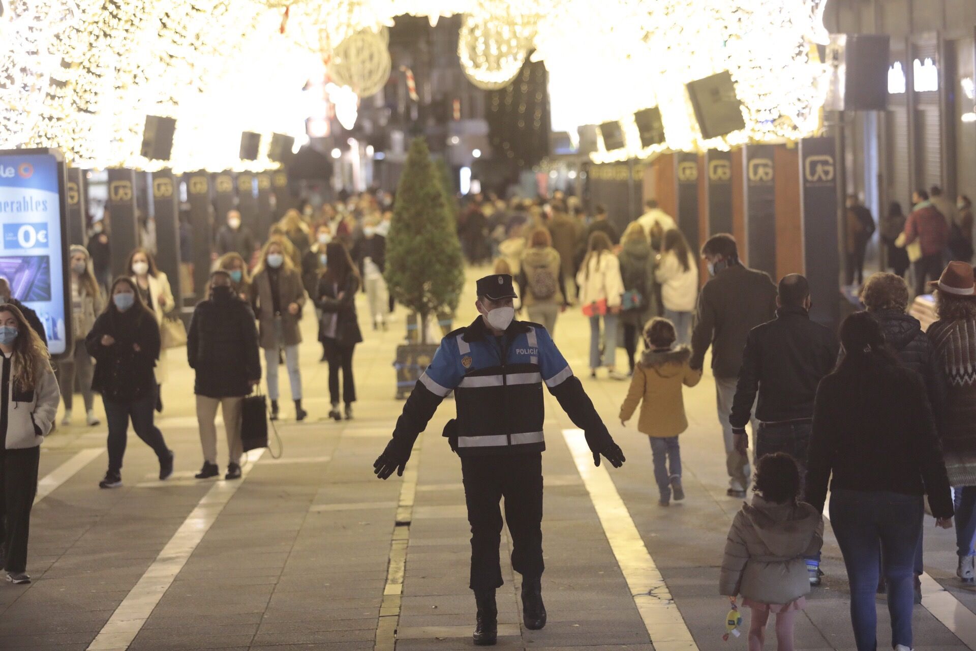 Aglomeraciones en Oviedo para ver la iluminación de las calles y hacer compras navideñas