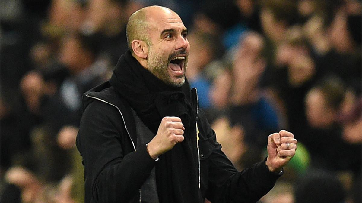 Josep Guardiola celebra uno de los goles de su equipo durante el Manchester City - Newcastle United de la Premier League 2017/18