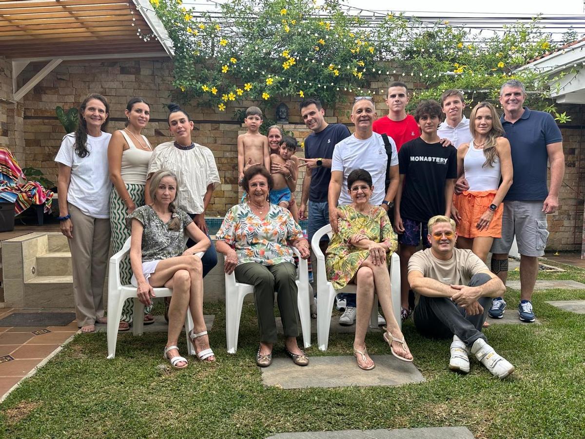 Tina Fernández, sentada, en el medio, con sus hijos, nieetos y otros familiares, en Villa Asturias