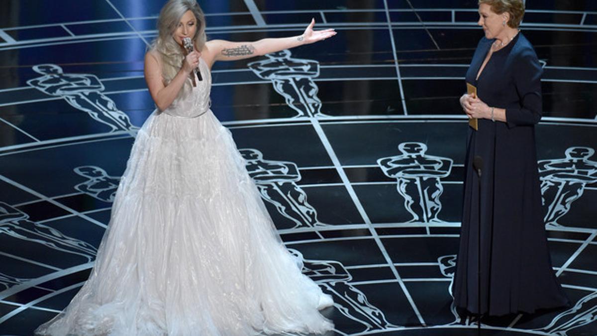 Lady Gaga homenajea a Julie Andrews, en el escenario del Dolby Theatre.