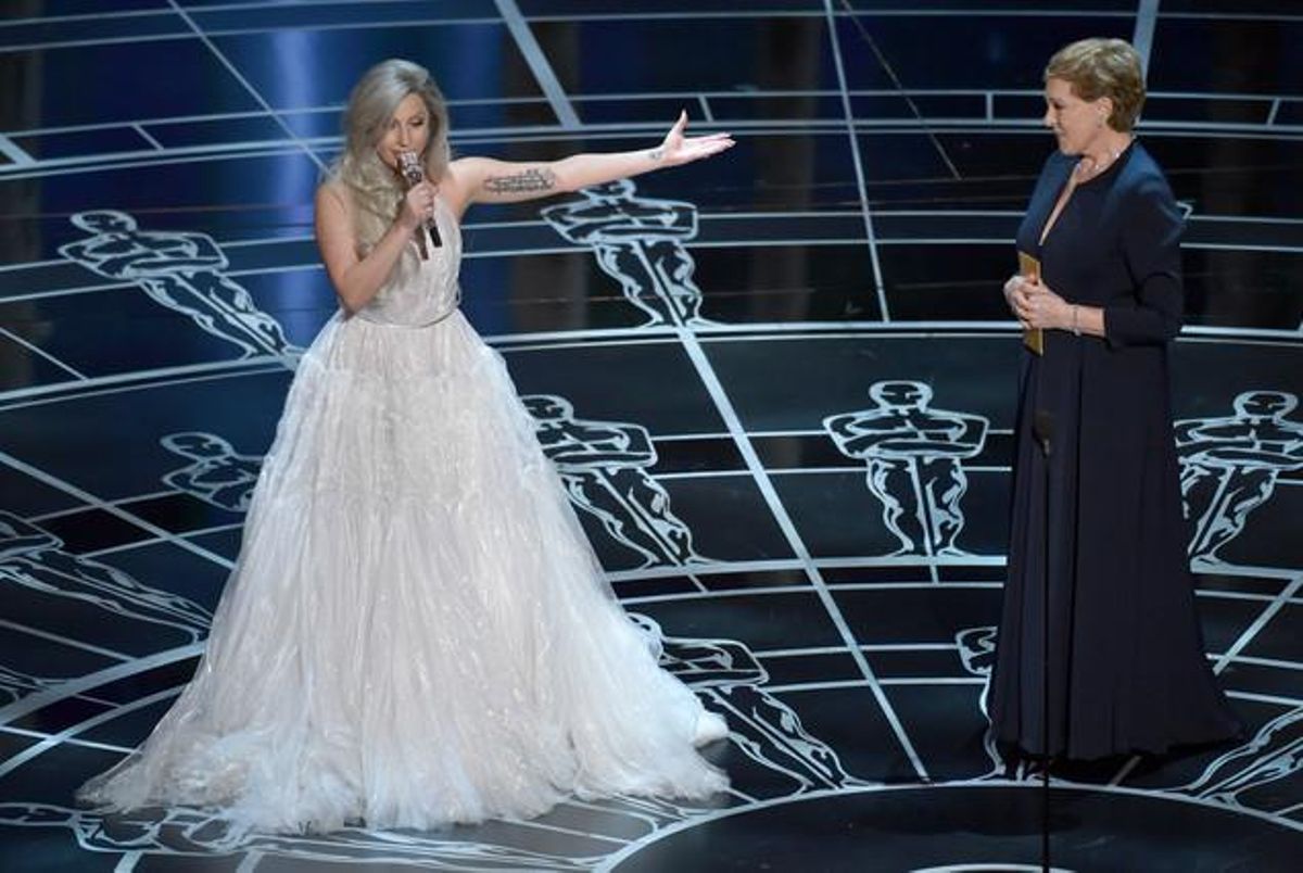 Lady Gaga homenatja Julie Andrews, a l’escenari del Dolby Theatre.