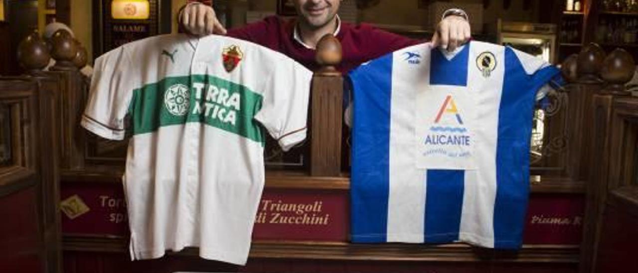 Raúl Ivars, en su pizzería, con las camisetas de Elche y Hércules que lució cuando era futbolista.