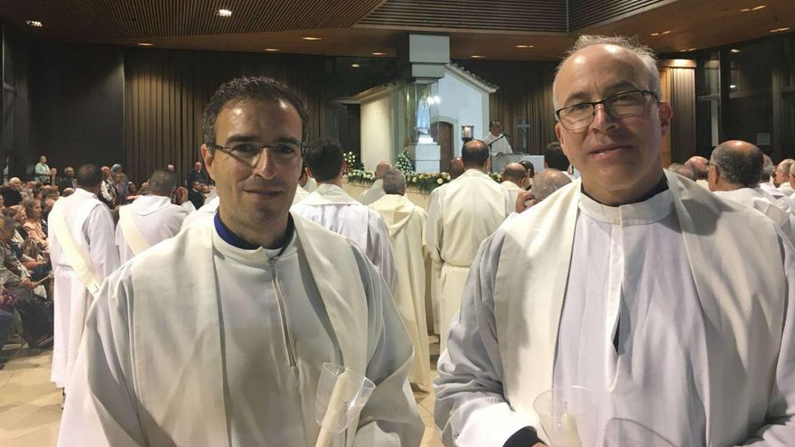 El nuevo párroco de Santa María y Santiago, a la derecha, con el cura de Os Rosales. |