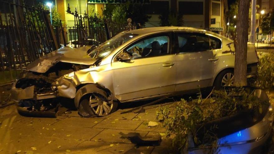 Un conductor ebrio estrella su coche contra el Hospital Provincial