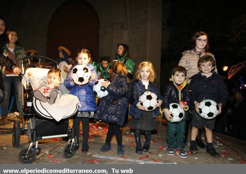 GALERIA DE IMÁGENES - Miles de niños disfrutan de la gran fiesta del Cartero Real