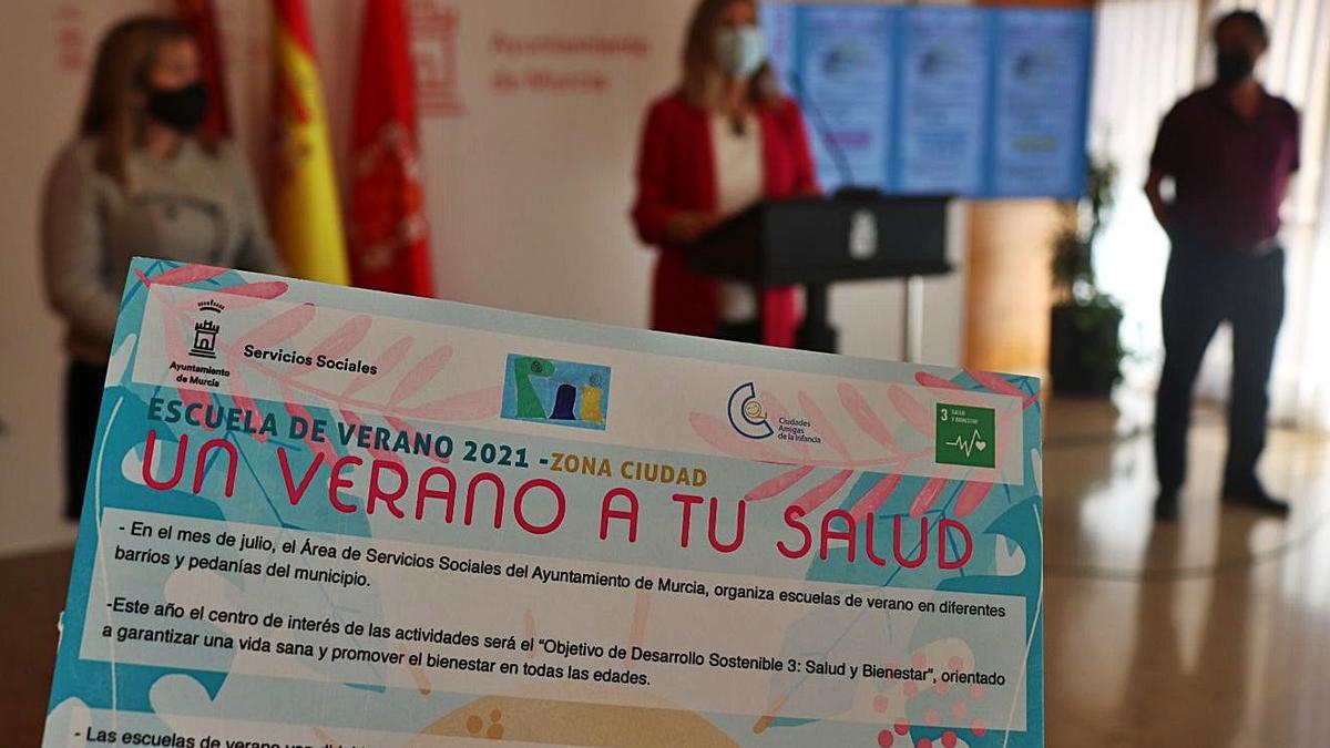 La edil Paqui Pérez presentó ayer el Ayuntamientoel programa de escuelas de verano 2021.