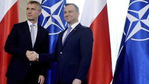 El presidente polaco, Andrzej Duda (derecha), da la bienvenida al secretario general de la OTAN, Jens Stoltenberg, antes de una reunión en el Palacio Belvedere, en Varsovia, este jueves.