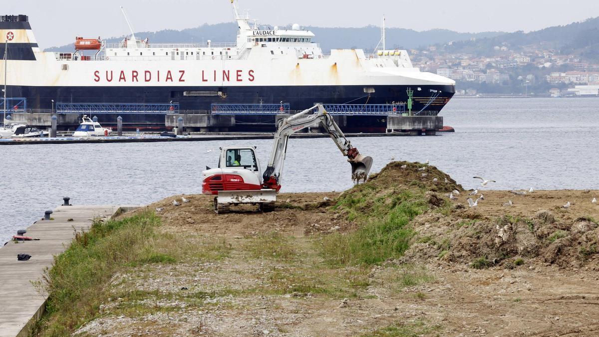 Una excavadora, esta mañana, en la explanada anexa a la lonja.