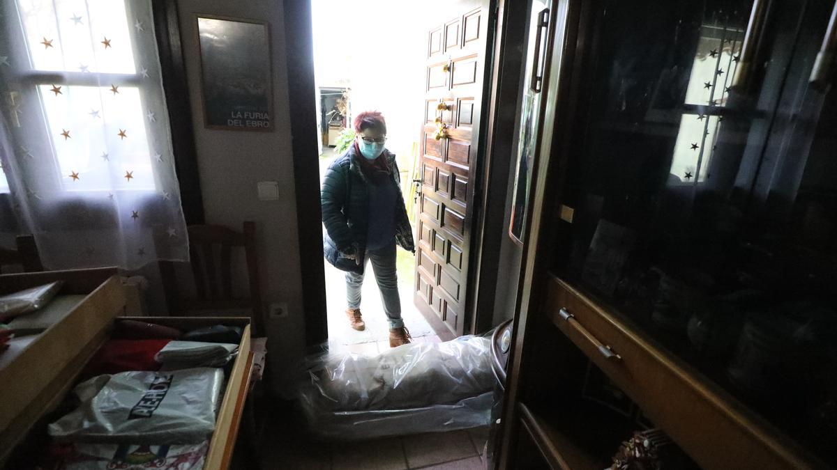 La UME ha creado un pequeño dique de contención en la entrada de la casa de Angelines, que ha sido desalojada.