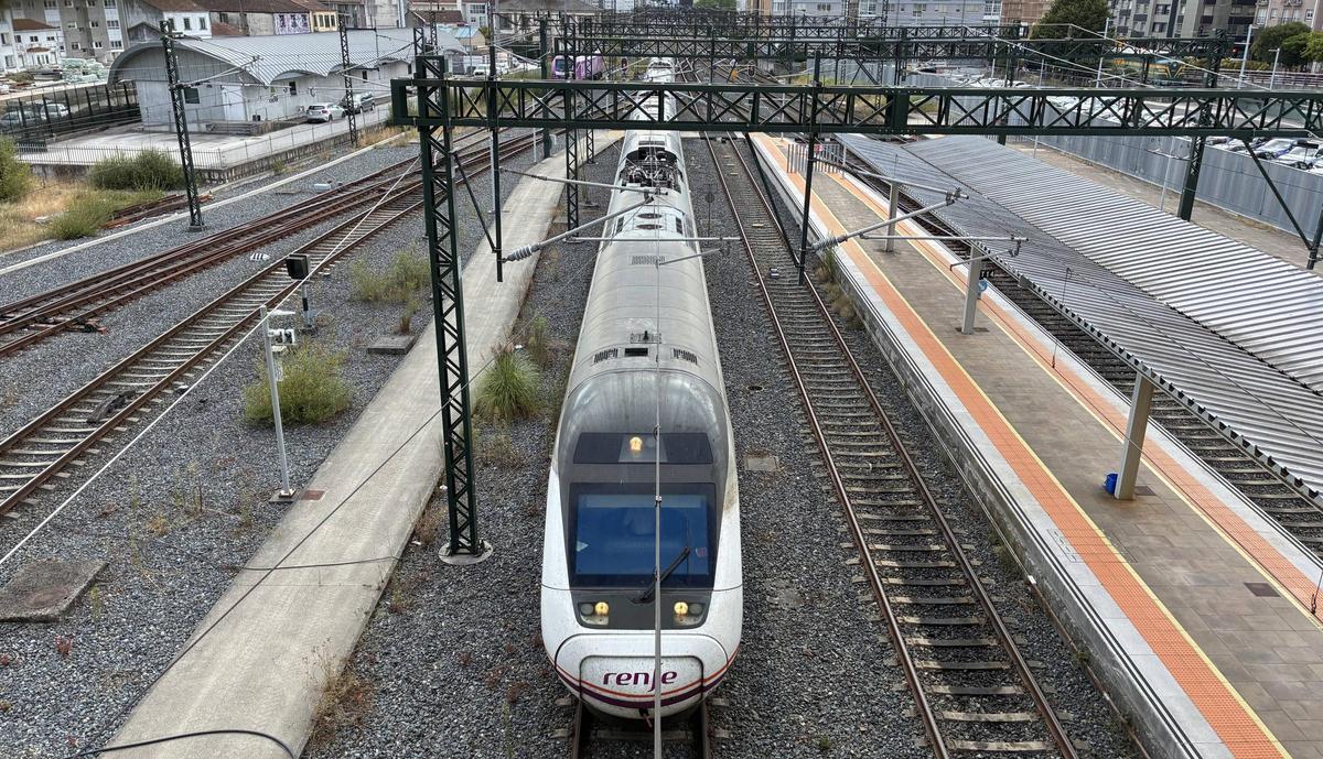 Un tren regional con destino Vigo sale de la estación Intermodal de Santiago